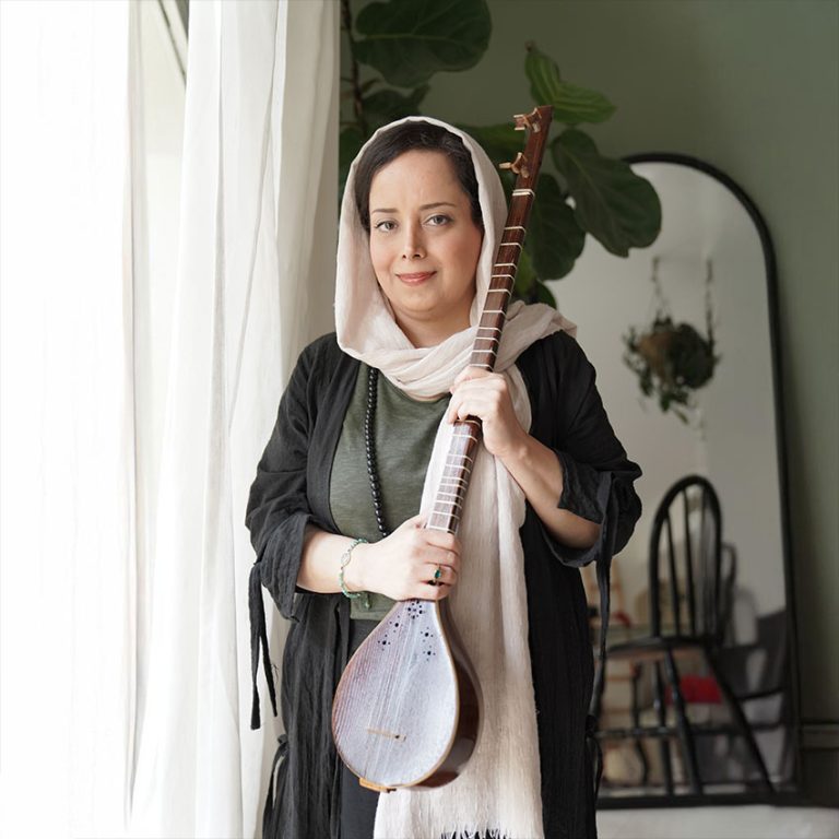 استاد سارا سلطانی مدرس سه تار